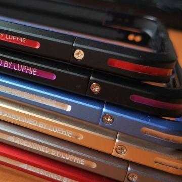 Чехол-бампер Luphie (серия Double Colours Sword) для смартфона Xiaomi Mi5S Plus, авиационный анодированный алюминий, алюминиевый бампер, двухцветный противоударный бампер из двух частей, скрученных двумя винтиками, в комплекте отвёртка и 2 запасных винтика, тканевые накладки на внутренней поверхности рамы для защиты корпуса смартфона, чёрный + красный, чёрный + фиолетовый, серый + серебряный, золотой + серебряный, красный + серебряный, голубой + серебряный, Киев