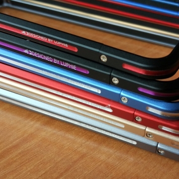 Чехол-бампер Luphie (серия Double Colours Sword) для смартфона Xiaomi Mi5S Plus, авиационный анодированный алюминий, алюминиевый бампер, двухцветный противоударный бампер из двух частей, скрученных двумя винтиками, в комплекте отвёртка и 2 запасных винтика, тканевые накладки на внутренней поверхности рамы для защиты корпуса смартфона, чёрный + красный, чёрный + фиолетовый, серый + серебряный, золотой + серебряный, красный + серебряный, голубой + серебряный, Киев