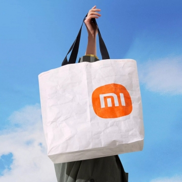 Эко-сумка Xiaomi Mi Eco Bag, модель: 33G10ZD2103H, материал Tyvek DuPont, высокая прочность на разрыв, высокая стойкость к многократным изгибам, водостойкость, химическая стойкость, термостойкость (сохраняет прочность и гибкость при – 75°, плавится при +135°), малый вес, стабильность размеров, застёжка-кнопка, две ручки, белая сумка с чёрными ручками и оранжевым логотипом или с серыми ручками и серым логотипом, фабричная упаковка, Киев