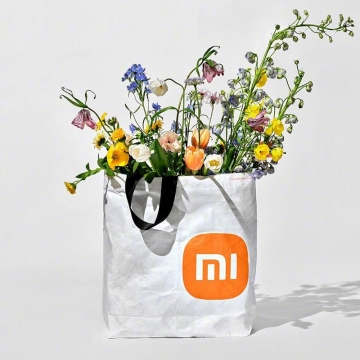 Эко-сумка Xiaomi Mi Eco Bag, модель: 33G10ZD2103H, материал Tyvek DuPont, высокая прочность на разрыв, высокая стойкость к многократным изгибам, водостойкость, химическая стойкость, термостойкость (сохраняет прочность и гибкость при – 75°, плавится при +135°), малый вес, стабильность размеров, застёжка-кнопка, две ручки, белая сумка с чёрными ручками и оранжевым логотипом или с серыми ручками и серым логотипом, фабричная упаковка, Киев