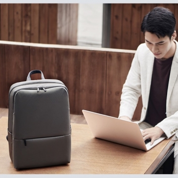 Рюкзак Xiaomi Classic Business Backpack 2, ткань Оксфорд плотностью 900D, прорезиненная ткань плотностью 600D, водоотталкивающее покрытие 4 уровня, отсек для 15,6-дюймового ноутбука, дышащая задняя сэндвич-панель, заплечные 3-слойные ремни в виде буквы S, возможность надевания рюкзака на ручку чемодана / тележки при транспортировке, ручка для переноски рюкзака в руке, застёжки-молнии группы компаний YKK (Япония), логотип “Mi”, чёрный, серый, синий, голубой, объём 18 л, Киев