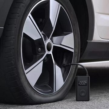 Умный насос Xiaomi Mijia Electric Air Pump 1S, MJCQB04QJ, 2000 мА/ч (14,8 Вт/ч), давление 0,2 – 10,3 бар (3 – 150 psi), скорость подачи воздуха: 15 л/мин., матричный дисплей, электронный манометр с чипом для контроля давления, ручной режим + 4 пресета давления, устойчивый к растяжению шланг, фонарик с режимом SOS, USB Type-C, 2 вида насадок и мешочек для хранения и транспортировки, Киев